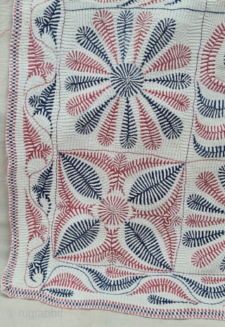Very Fine Kantha Quilted and embroidered wave design cotton kantha Probably From East Bengal(Bangladesh) region, India. 

c.1875-1900. 

Its size is 108cmX170cm(20220211_155533).            