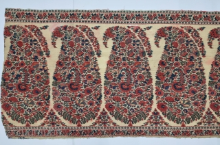 Very Unique And Rare Palledar Fragment of Kani Jamawar, From Kashmir, India.

C.1810-1820. 

Its Size is 34cmx130cm.

Total 9 Butas, Size of Butas is 15cX28cm (20230201_151911).         