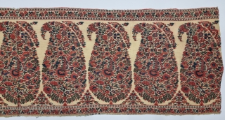 Very Unique And Rare Palledar Fragment of Kani Jamawar, From Kashmir, India.

C.1810-1820. 

Its Size is 34cmx130cm.

Total 9 Butas, Size of Butas is 15cX28cm (20230201_151911).         