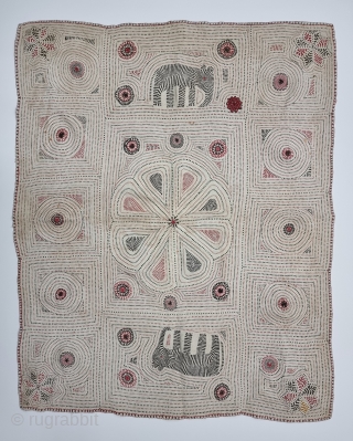 An Very Fine Folk Embroidery Kantha Quilted and embroidered cotton kantha Probably From East Bengal(Bangladesh) region, India.

C.1875 -1900

Its size is 78cmX98cm(20221226_150052).            