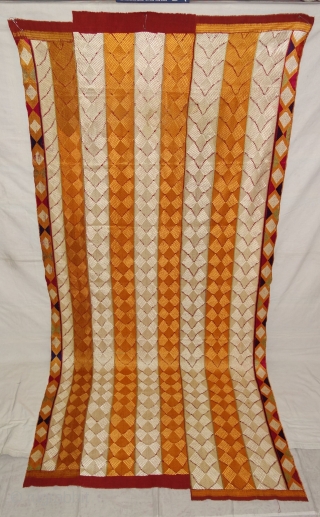 Phulkari From West(Pakistan)Punjab. India.known As Lahariya Design Bagh,With Rare influence of Panch Rangi Side Borders. Handspun cotton plain weave (khaddar) with silk and cotton embroidery.Its size is 115cmX250cm(DSC07878).
     