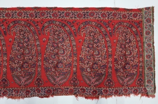 Very Unique And Rare Palledar Fragment of Kani Jamawar, From Kashmir, India.

C.1810-1820.

Its Size is 35cmx125cm.

Total 9 Butas, Size of Butas is 12cX26cm (20230405_143855)          