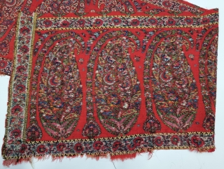Very Unique And Rare Palledar Fragment of Kani Jamawar, From Kashmir, India.

C.1810-1820.

Its Size is 35cmx125cm.

Total 9 Butas, Size of Butas is 12cX26cm (20230405_143855)          