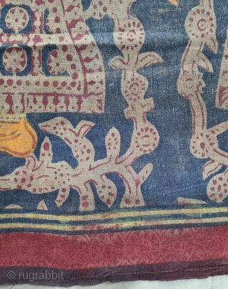 Ceremonial Maa Textile, Sacred heirloom Cloth, Kalamkari Hand-Drawn Mordant- And Resist-Dyed Cotton,From Gujarat, India.

C.1875-1900.

Exported to the South-East Asian Market. 
Toraja people (Sulawesi, Indonesia).

Its size is 88cm X 246cm (20220412_154222).    