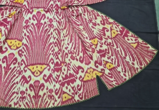 Very Fine Quality Ikat chapan, Silk and cotton Uzbekistan.With Roller Print Inside.
late 19th century.
Its size is W-85cm, L-115cm,S-27cmX60cm(20220418_152815).               