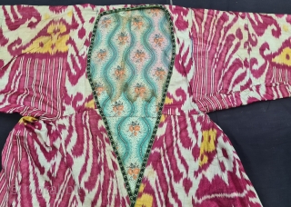 Very Fine Quality Ikat chapan, Silk and cotton Uzbekistan.With Roller Print Inside.
late 19th century.
Its size is W-85cm, L-115cm,S-27cmX60cm(20220418_152815).               