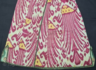 Very Fine Quality Ikat chapan, Silk and cotton Uzbekistan.With Roller Print Inside.
late 19th century.
Its size is W-85cm, L-115cm,S-27cmX60cm(20220418_152815).               