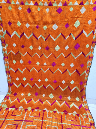 An Unique lehariya Wave Design , Bagh-Phulkari From East (Punjab) India. Floss Silk on Hand Spun Cotton khaddar Cloth.

Late 19th Century.

Its size is 138cmX225cm (20250425_160950).        
