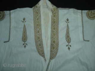 Man's robe(angarkha),Zari (real) embroidered on muslin cotton,From Deccan South, India.Its size is L-108cm,S-16X64cm,Around circle size is 226cm.
Complete set with Man’s waistcoat(Sadri/Bandi).Please ask for more details pictures(DSC06912 New).      