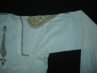 Man's robe(angarkha),Zari (real) embroidered on muslin cotton,From Deccan South, India.Its size is L-108cm,S-16X64cm,Around circle size is 226cm.
Complete set with Man’s waistcoat(Sadri/Bandi).Please ask for more details pictures(DSC06912 New).      