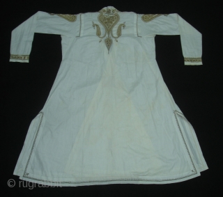 Man's robe(angarkha),Zari (real) embroidered on muslin cotton,From Deccan South, India.Its size is L-108cm,S-16X64cm,Around circle size is 226cm.
Complete set with Man’s waistcoat(Sadri/Bandi).Please ask for more details pictures(DSC06912 New).      