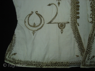 Man’s waistcoat(Sadri/Bandi),Zari (real) embroidered on muslin cotton,From Deccan South, India.Its size is L-46cm,W-46cm. Its set with Man's robe(angarkha)DSC06946 New.              