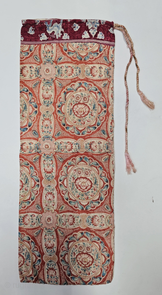 Floral Chintz Kalamkari Sutra Bag,

Hand-Drawn Mordant-And Resist-Dyed Cotton,From Coromandel Coast South India. India.

C.1825-1850.

Exported to the South-East Asian Markets.

Its size is 20cmX50cm (20240612_162609).           