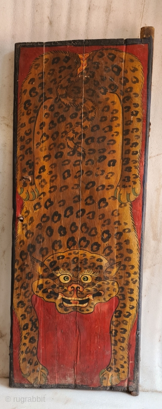 Dramatically painted doors depicting symbols of Tibetan mythology such as Tigers Dragons and Lamas From Tibet.

C.1875-1900.

Its size is 65cmX148cm Approximate(20220626_133900 ).            