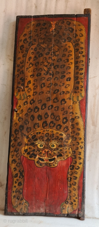 Dramatically painted doors depicting symbols of Tibetan mythology such as Tigers Dragons and Lamas From Tibet.

C.1875-1900.

Its size is 65cmX148cm Approximate(20220626_133900 ).            