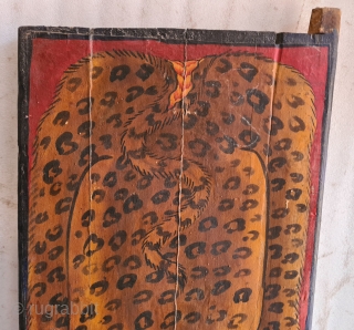 Dramatically painted doors depicting symbols of Tibetan mythology such as Tigers Dragons and Lamas From Tibet.

C.1875-1900.

Its size is 65cmX148cm Approximate(20220626_133900 ).            