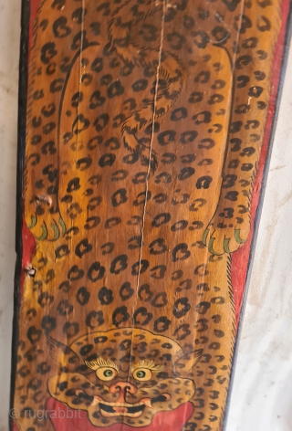 Dramatically painted doors depicting symbols of Tibetan mythology such as Tigers Dragons and Lamas From Tibet.

C.1875-1900.

Its size is 65cmX148cm Approximate(20220626_133900 ).            