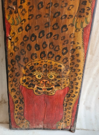 Dramatically painted doors depicting symbols of Tibetan mythology such as Tigers Dragons and Lamas From Tibet.

C.1875-1900.

Its size is 65cmX148cm Approximate(20220626_133900 ).            