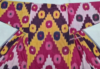 Very Fine Quality Ikat chapan, Silk and cotton Uzbekistan. With Roller Print Inside. late 19th century. Its size is W-85cm, L-127cm,S-27cmX60cm(20220705_152228).            