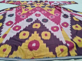 Very Fine Quality Ikat chapan, Silk and cotton Uzbekistan. With Roller Print Inside. late 19th century. Its size is W-85cm, L-127cm,S-27cmX60cm(20220705_152228).            