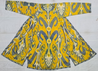 Very Rare And Fine Quality Ikat chapan, Silk and cotton Uzbekistan. With Roller Print Inside.

C.19th century. 

Its size is W-65cm, L-130cm,S-23cmX63cm(20220705_152944).            