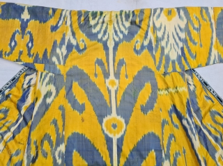 Very Rare And Fine Quality Ikat chapan, Silk and cotton Uzbekistan. With Roller Print Inside.

C.19th century. 

Its size is W-65cm, L-130cm,S-23cmX63cm(20220705_152944).            