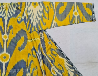 Very Rare And Fine Quality Ikat chapan, Silk and cotton Uzbekistan. With Roller Print Inside.

C.19th century. 

Its size is W-65cm, L-130cm,S-23cmX63cm(20220705_152944).            