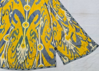 Very Rare And Fine Quality Ikat chapan, Silk and cotton Uzbekistan. With Roller Print Inside.

C.19th century. 

Its size is W-65cm, L-130cm,S-23cmX63cm(20220705_152944).            