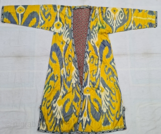 Very Rare And Fine Quality Ikat chapan, Silk and cotton Uzbekistan. With Roller Print Inside.

C.19th century. 

Its size is W-65cm, L-130cm,S-23cmX63cm(20220705_152944).            