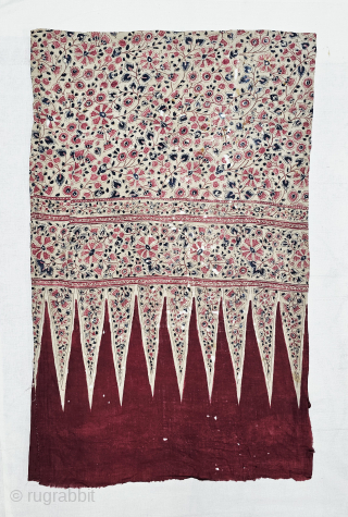 Floral Chintz Kalamkari Fragment , Hand-Drawn Mordant-And Resist-Dyed Cotton,

From Coromandel Coast South India. India.

C.1850 - 1875.

Exported to the South East Asian Markets.

Its size is 63cmX93cm (20250705_181427).       