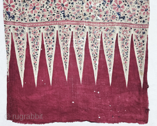 Floral Chintz Kalamkari Fragment , Hand-Drawn Mordant-And Resist-Dyed Cotton,

From Coromandel Coast South India. India.

C.1850 - 1875.

Exported to the South East Asian Markets.

Its size is 63cmX93cm (20250705_181427).       