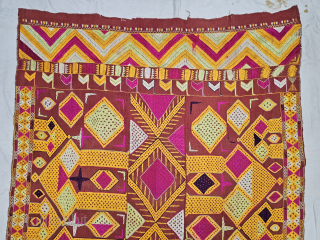 An Unique And Rare Design Folk Darshan Dwar, Phulkari-Bagh From East (Punjab) India.

Floss Silk on Hand Spun Cotton khaddar Cloth.

C.1875-1900.

Its size is 128cmX225cm (20250719_165051). Please Email Me At Kutcharts1@gmail.com
    