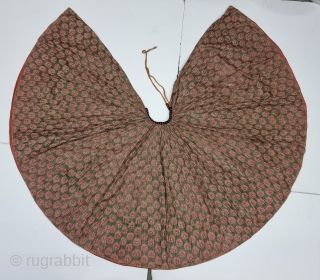 A Very Rare Ghaghara (Skirt) Floral-Kari Design Manchester Print. Printed On the Muslin Cotton,

From Manchester England, For the Indian Market. India. India.

c.1900-1925.

Its size is L-80cm, Diameter 850cm (20230809_115539).     