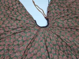 A Very Rare Ghaghara (Skirt) Floral-Kari Design Manchester Print. Printed On the Muslin Cotton,

From Manchester England, For the Indian Market. India. India.

c.1900-1925.

Its size is L-80cm, Diameter 850cm (20230809_115539).     