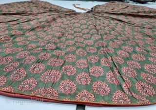A Very Rare Ghaghara (Skirt) Floral-Kari Design Manchester Print. Printed On the Muslin Cotton,

From Manchester England, For the Indian Market. India. India.

c.1900-1925.

Its size is L-80cm, Diameter 850cm (20230809_115539).     