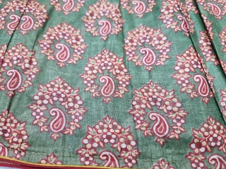 A Very Rare Ghaghara (Skirt) Floral-Kari Design Manchester Print. Printed On the Muslin Cotton,

From Manchester England, For the Indian Market. India. India.

c.1900-1925.

Its size is L-80cm, Diameter 850cm (20230809_115539).     