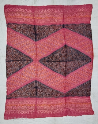 Tie and Dye (Bandhani) Dupatta (Odhani)  with Wave - Design,  
Tie dyed ( resist dyed ) on the Muslin Cotton, from Shekhawati District of Rajasthan. India. 

C.1900 -1925.

Its size is  ...