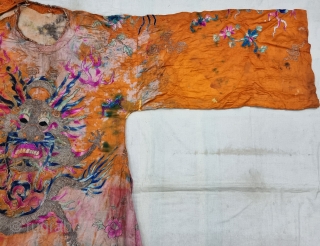 A Rare And Beautiful Imperial Chinese dragon robe. From China, Asia. Excellent workmanship with very high skill technique. Wonderful multi-colour combination. 

C.19th.

Its size is L-130cm, W-68cm,S-40cmX67cm(20220830_154312).       