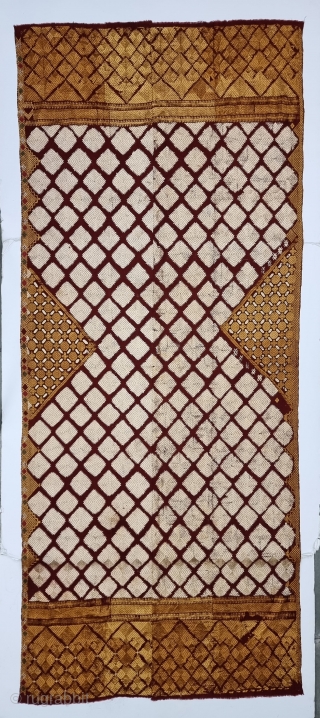 Chand Bagh with Ghunghat Phulkari From West(Pakistan) Punjab. India. India. untwisted Floss silk on hand spun (Halwan) cotton ground cloth.

Early 19th Century.

Its size is 110cmX255cm (20230908_105722).       