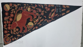 Deccani Style Flag Hand Embroidery Aari Bharat Embroidery on the Wool.From South India. India.

C.1900-1925.

Its size is 65cmX123cm (20230915_160958).               