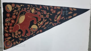 Deccani Style Flag Hand Embroidery Aari Bharat Embroidery on the Wool.From South India. India.

C.1900-1925.

Its size is 65cmX123cm (20230915_160958).               