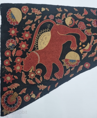 Deccani Style Flag Hand Embroidery Aari Bharat Embroidery on the Wool.From South India. India.

C.1900-1925.

Its size is 65cmX123cm (20230915_160958).               