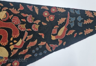 Deccani Style Flag Hand Embroidery Aari Bharat Embroidery on the Wool.From South India. India.

C.1900-1925.

Its size is 65cmX123cm (20230915_160958).               