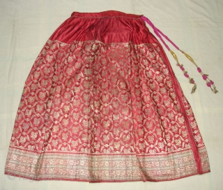 Khinkhab Ghaghra(Skirt),Real Zari Gold threads weaving on the silk,From Jamnagar,Gujarat, India. C.1900.The word Khinkhab, derived from the Persia,Mean's woven flower.Its size is 90cmX210cm. Good Condition(DSC06848).
        