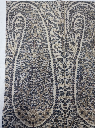 An Unique And Rare Kani Jamawar Fragment From Kashmir, India.

C.1810-1825.

Its Size is 37cmx39cm.

Butas size is 15cX40cm (20230925_154559).                