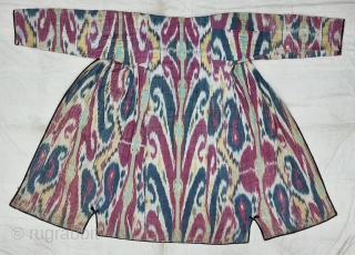 An Very Rare And Fine Quality Ikat chapan, Silk and cotton Uzbekistan. With Roller Print Inside.

C.19th century. 

Its size is W-62cm, L-128cm,S-25cmX63cm (20221014_133249).           