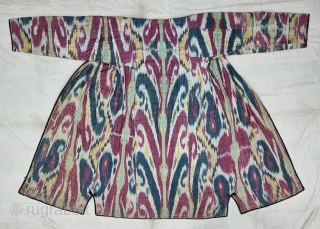 An Very Rare And Fine Quality Ikat chapan, Silk and cotton Uzbekistan. With Roller Print Inside.

C.19th century. 

Its size is W-62cm, L-128cm,S-25cmX63cm (20221014_133249).           