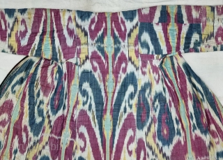 An Very Rare And Fine Quality Ikat chapan, Silk and cotton Uzbekistan. With Roller Print Inside.

C.19th century. 

Its size is W-62cm, L-128cm,S-25cmX63cm (20221014_133249).           