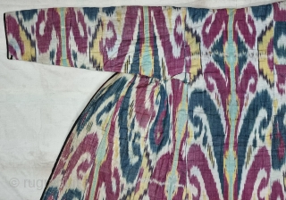 An Very Rare And Fine Quality Ikat chapan, Silk and cotton Uzbekistan. With Roller Print Inside.

C.19th century. 

Its size is W-62cm, L-128cm,S-25cmX63cm (20221014_133249).           