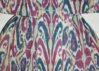 An Very Rare And Fine Quality Ikat chapan, Silk and cotton Uzbekistan. With Roller Print Inside.

C.19th century. 

Its size is W-62cm, L-128cm,S-25cmX63cm (20221014_133249).           